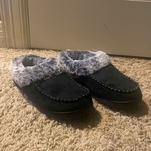 Women’s Faux Fur Collar Moc Toe Clog Slipper. Black. Size 7-8